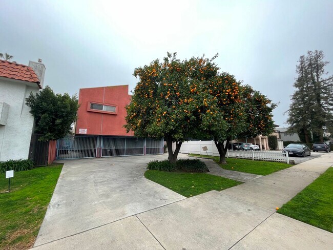 Building Photo - 1st floor Studio City 2+2 w/all appliances...