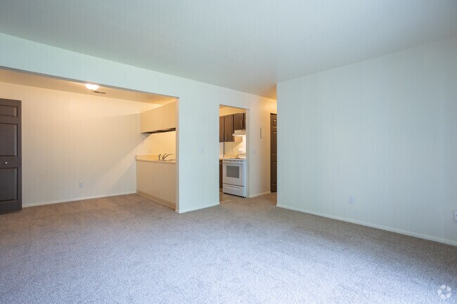 2 habitaciones, 1 baño - 800 pies cuadrados - Sala de estar - Leonard East Apartments