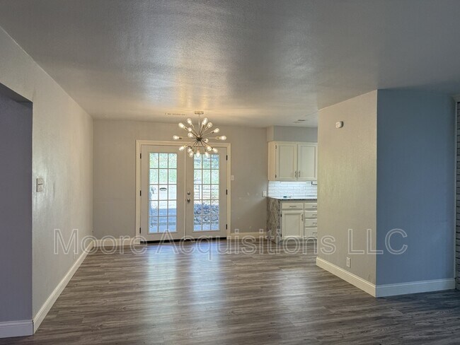 Building Photo - 3601 Oakwood Dr