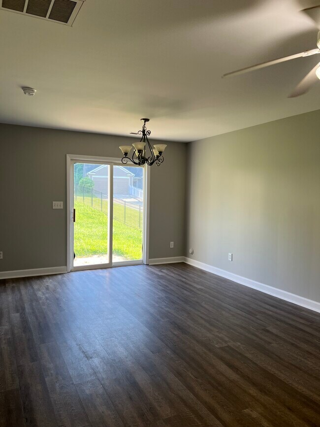 Building Photo - 588 Lakeside Valley Dr