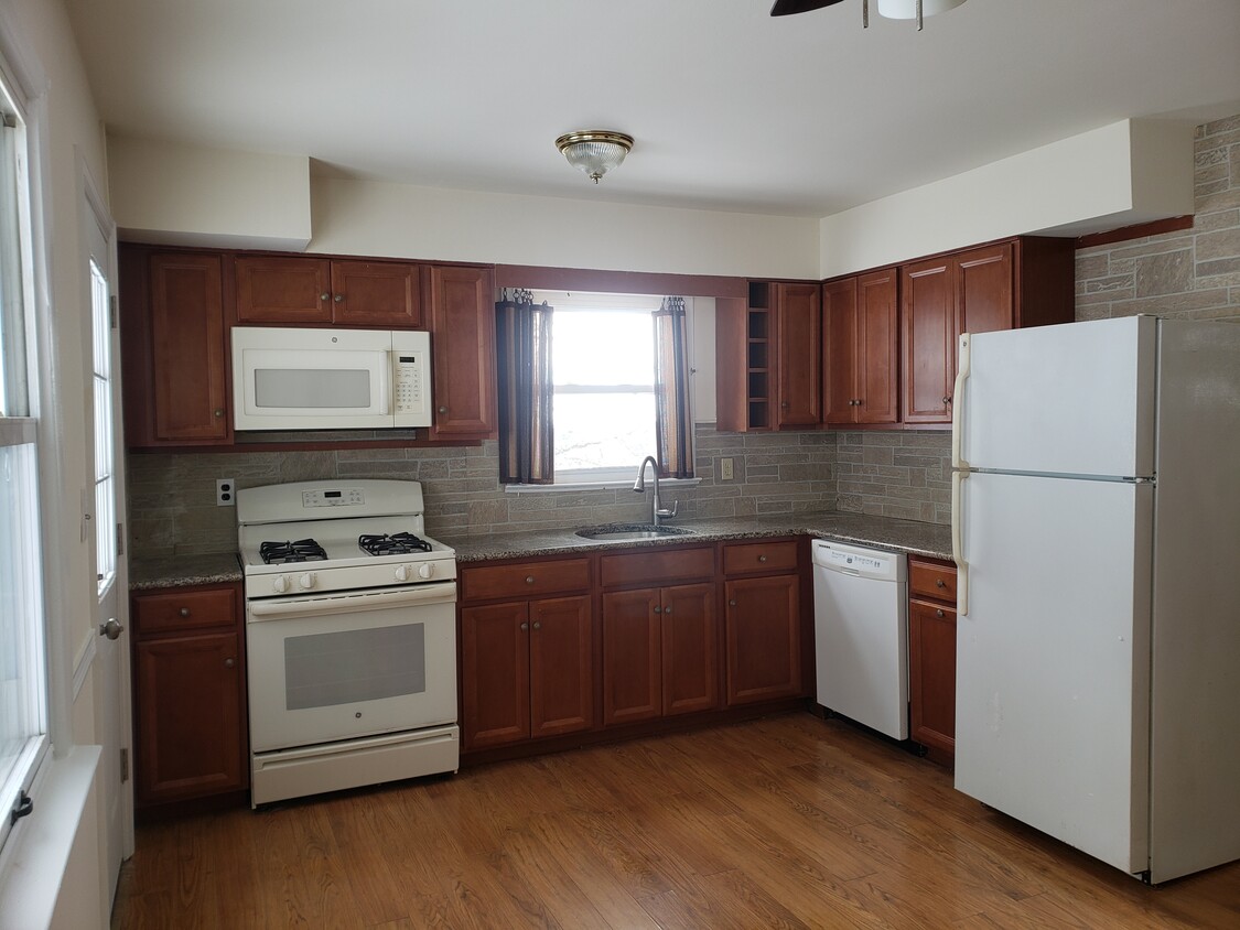 Kitchen - 205 Ross Dr