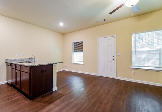 Foto del edificio - 503 Highwood Ln