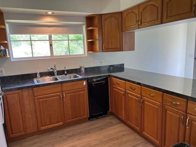 Building Photo - 2 Bedroom Stand Alone Apartment.