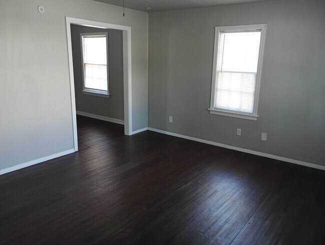 Building Photo - Near Lake Hefner!