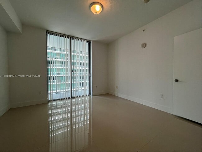 Foto del edificio - 79 SW 12th St