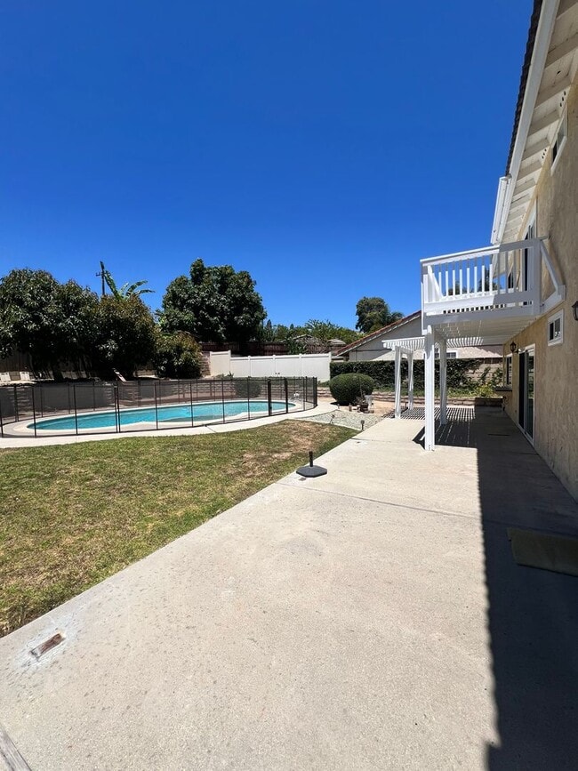 Building Photo - Santa Paula - Spacious pool home in wonder...