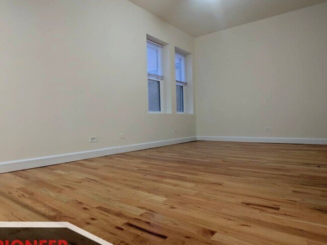 Foto del edificio - 2349 N Drake Ave
