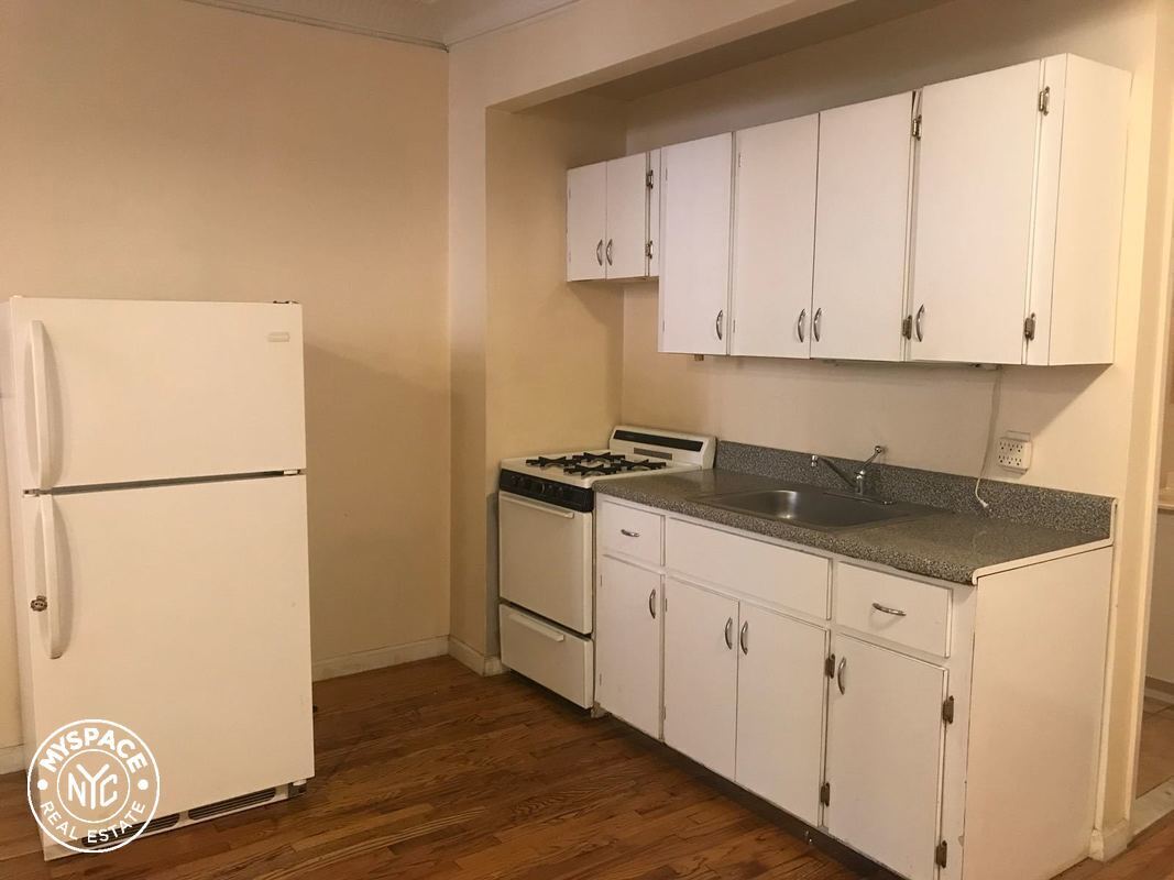 Primary Photo - 144 Huntington St
