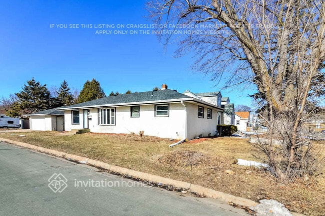 Building Photo - 2110 2nd St S