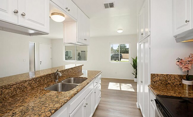 Foto del edificio - *** BEST KEPT SECRET IN SANTEE **NEW FLOOR...
