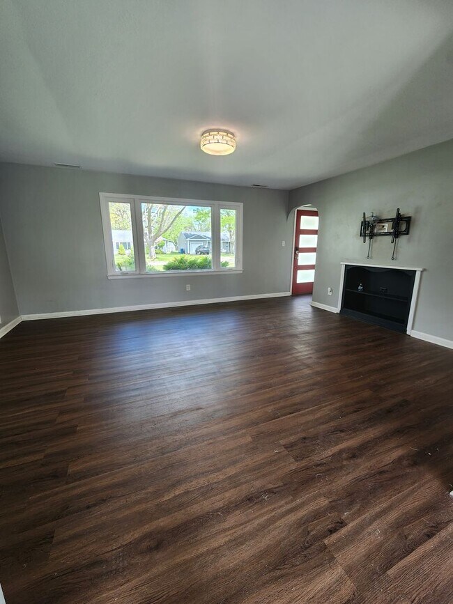 Foto del edificio - Beautifully Updated 3 Bedroom Home in Parma Heights