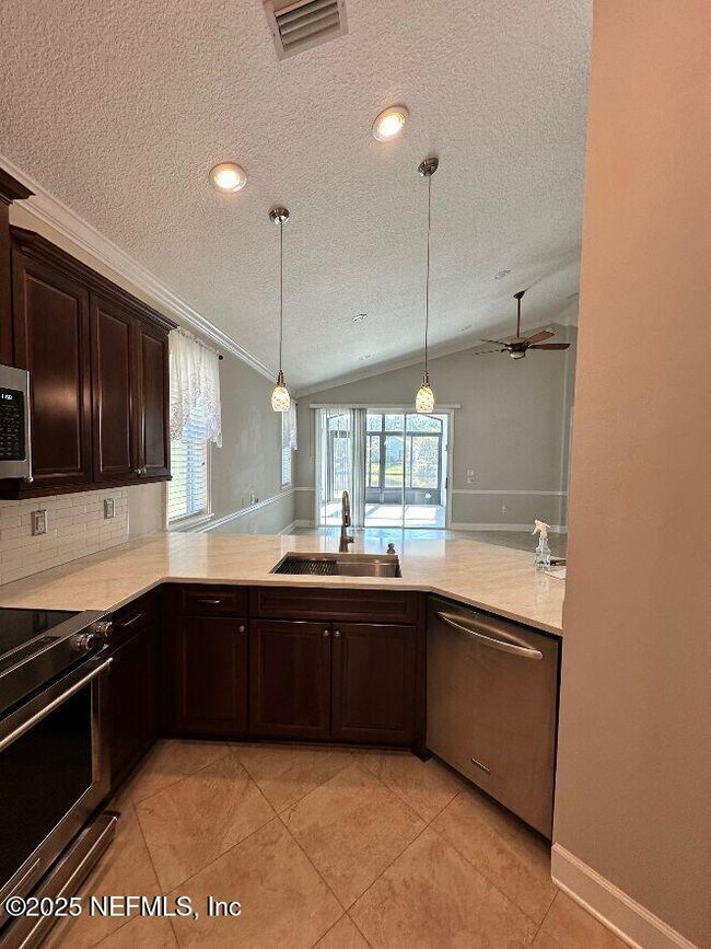 Foto del edificio - 943 Hazeltine Ct