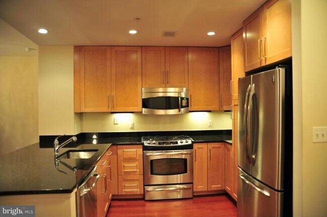 Building Photo - 8220 Crestwood Heights Dr