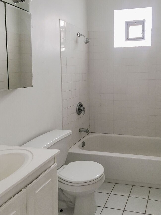 Foto del edificio - 3056 N Greenview Ave