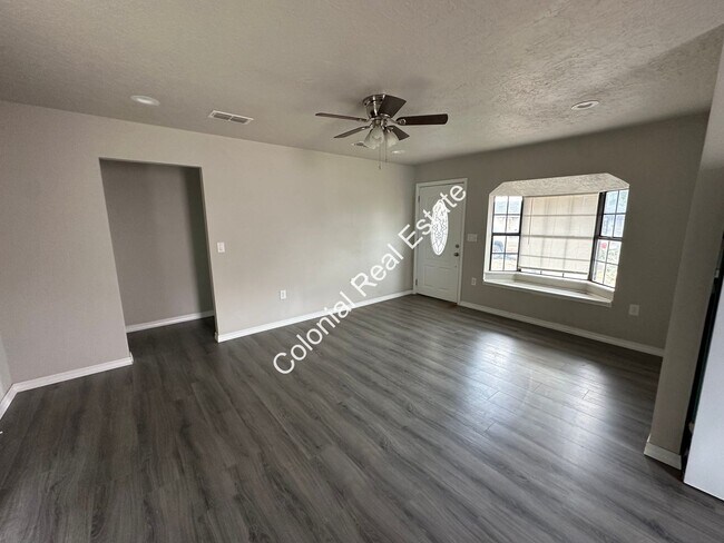 Foto del edificio - Updated and spacious 2 bedroom/1 bathroom house with detached 1 car garage.