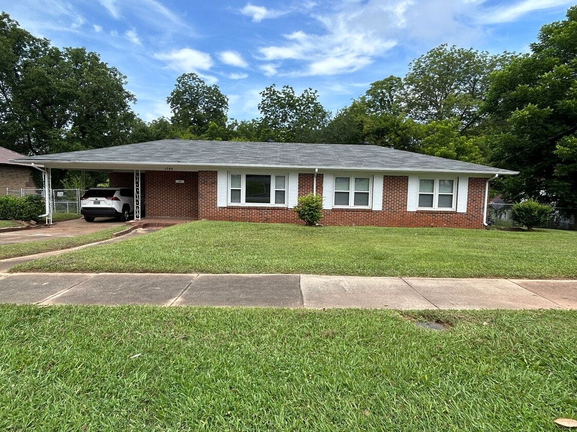 Primary Photo - 1706 Dooley Ave