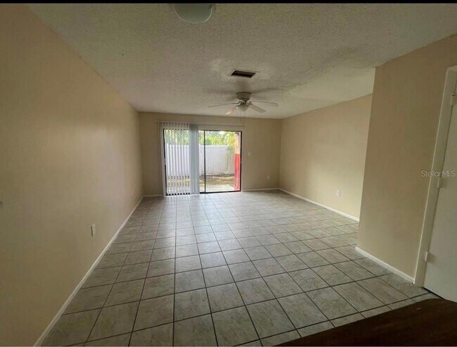 Foto del edificio - 890 Mecca Dr