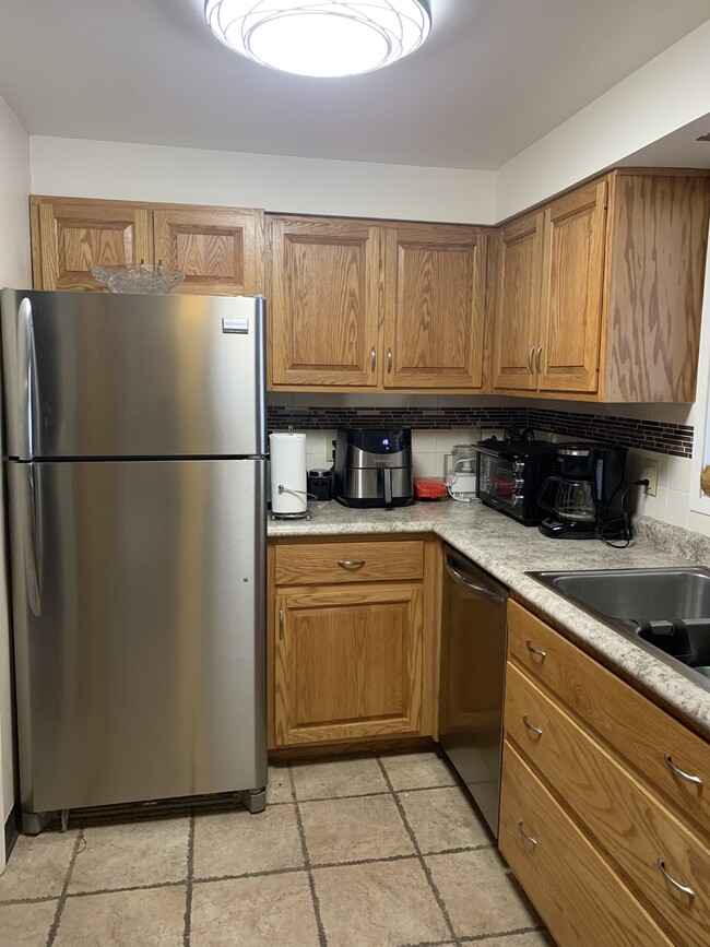 Kitchen - 200 Highland Ave