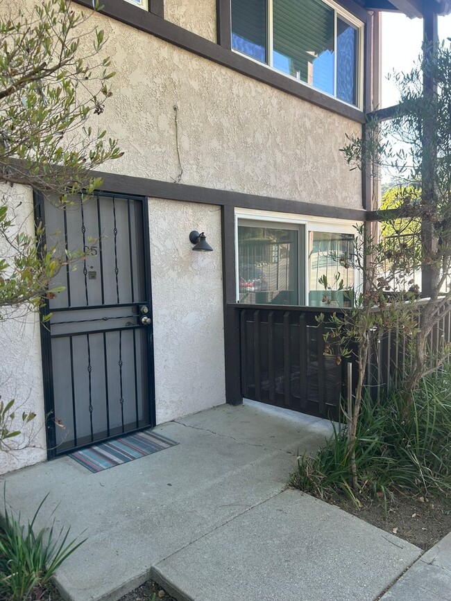 Building Photo - Charming 2BD/2Bth Condo