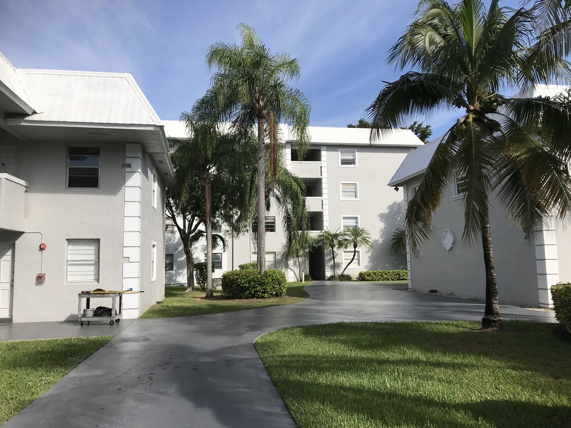 17255 SW 95th Ave, Palmetto Bay, FL 33157 Condo for Rent in Palmetto