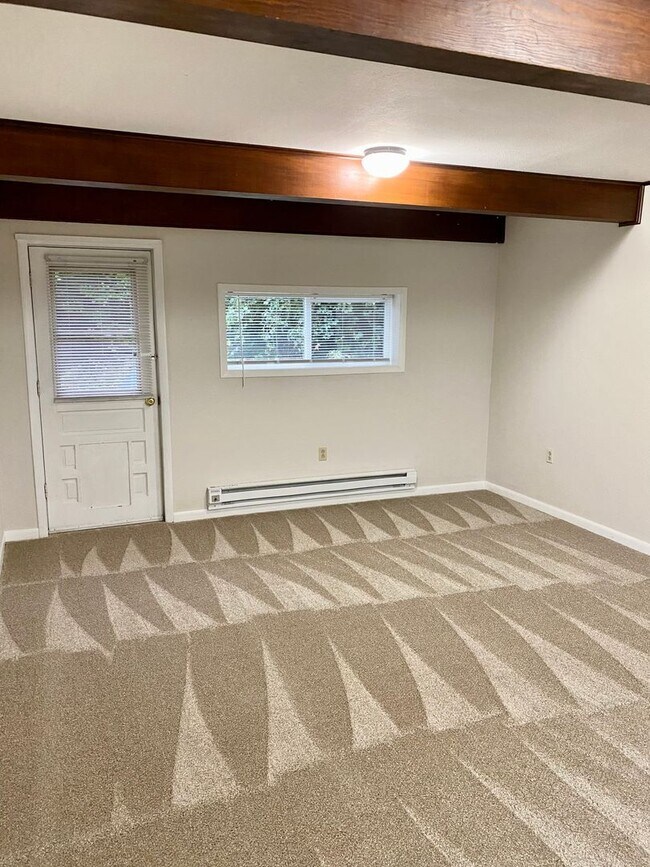 Foto del edificio - Large 3 Bedroom Split-Level Home With Office!
