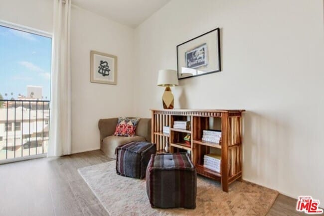 Building Photo - 1038 S Mariposa Ave