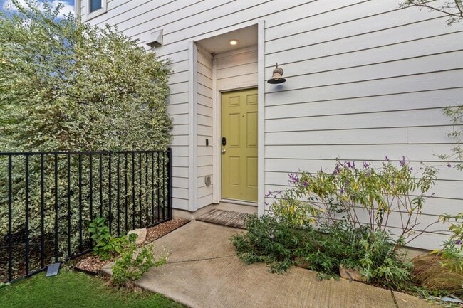 Foto del edificio - 7116 Silver Star Ln