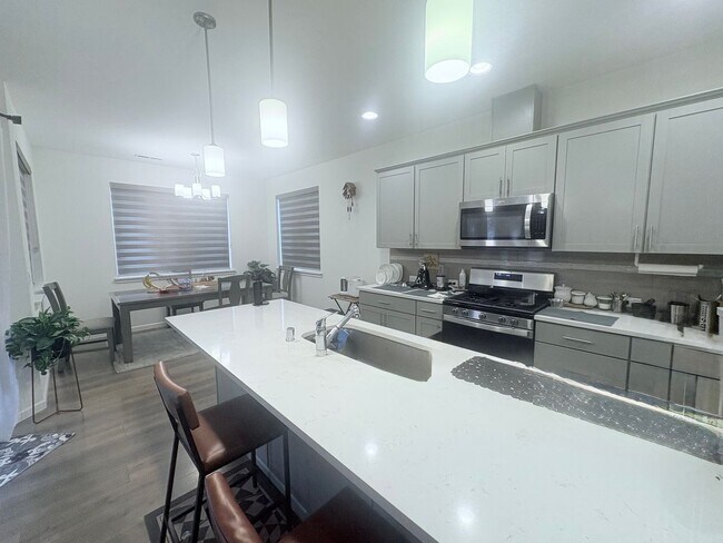 Foto del edificio - Stunning 4-Bedroom Spanaway Home with Spacious Living & Modern Comforts