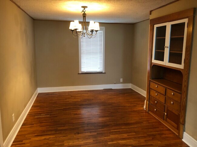 Comedor con muebles empotrados - 827 S 1st St