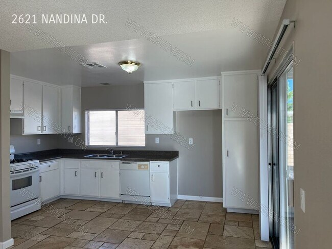 Building Photo - 3BD/2BTH ONE STORY HOME IN PALMDALE EAST