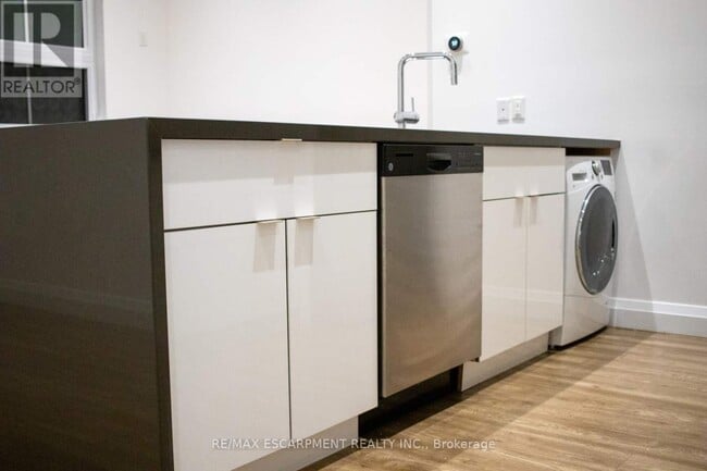 Building Photo - 220 Dundurn St S