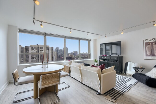 Foto del edificio - 1460 N Sandburg Terrace