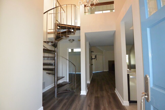 Building Photo - Beautiful Remodeled 2 Bed 2.5 Bath Condo i...