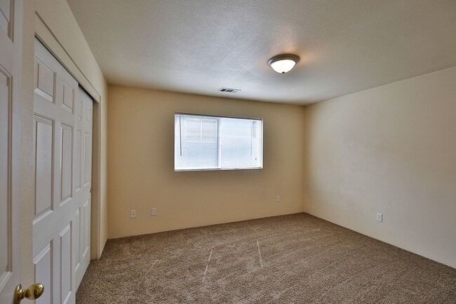 Foto del edificio - Nice two story 2 bedroom townhouse