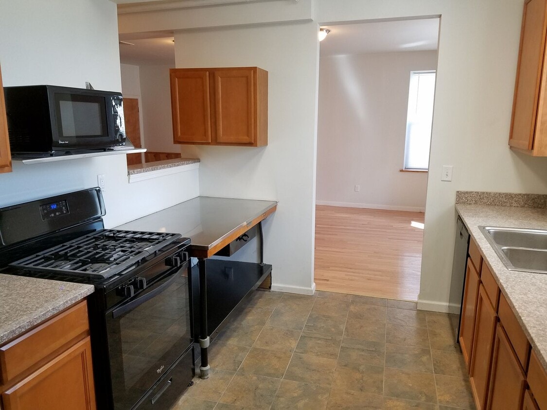 Foto principal - Incredibly Spacious 3 Bedroom / 3 Bathroom...