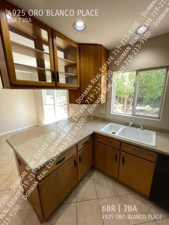 Foto del edificio - SIX BEDROOM HOME FOR LEASE IN VILLA LOMA