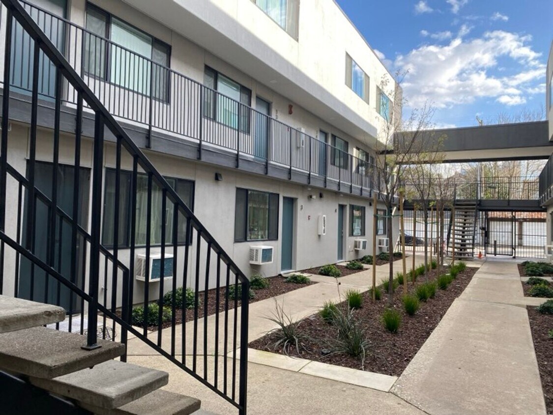 Primary Photo - ** $1500 Off First Month's Rent!** Renovat...
