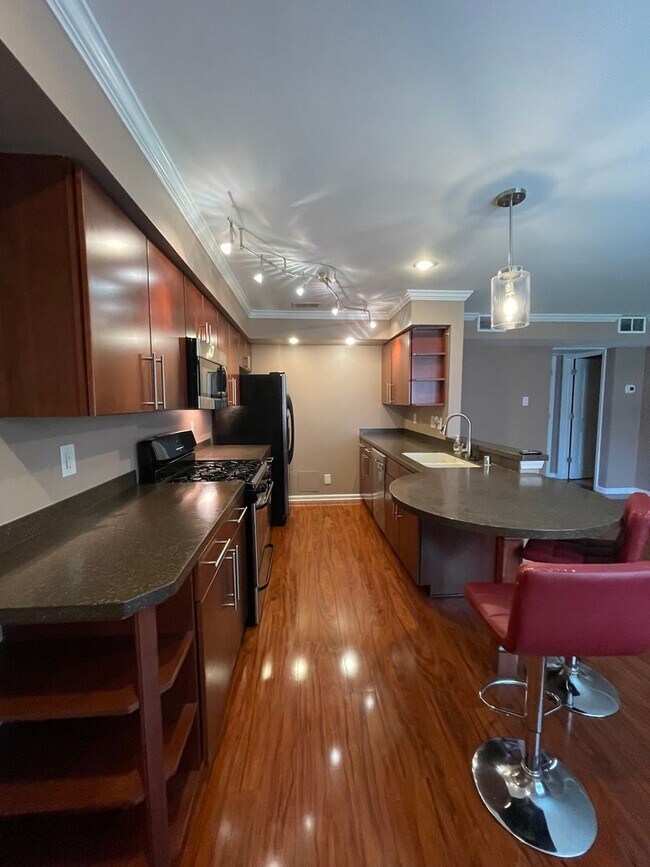 Foto del edificio - COMING IN AUGUST! Attractive Condo, Lots o...