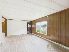 Building Photo - 63 Roop St