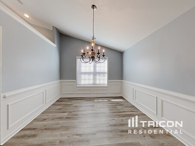 Building Photo - 247 Lantana Dr