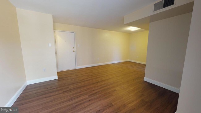 Building Photo - 7611 Maple Ave