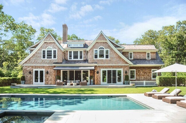 Building Photo - 22 E Woods Path