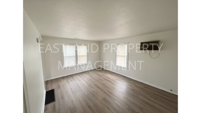 Foto del edificio - 823 Custer Dr
