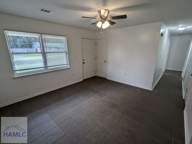 Building Photo - 468 Elm St