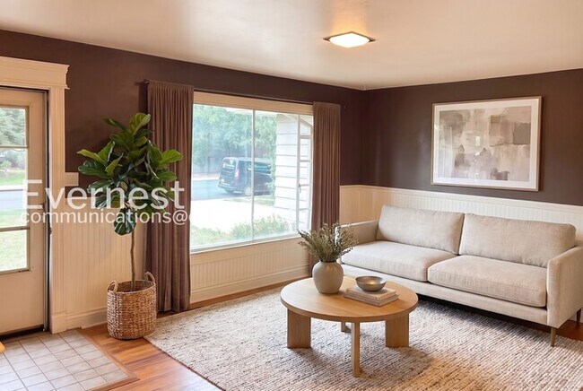 Foto del edificio - 3 Bed, 1 Bath Home with Fenced Yard & Garage / Available Now!