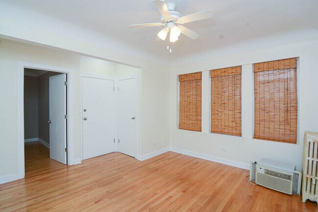 Building Photo - 922-2922 N Sacramento Ave
