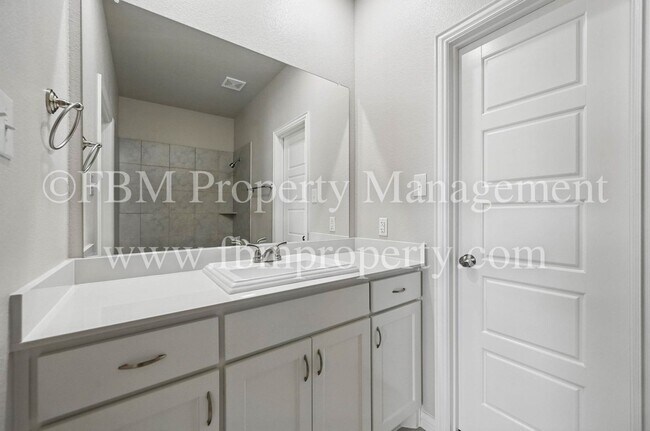Building Photo - 2089 Luna Dr