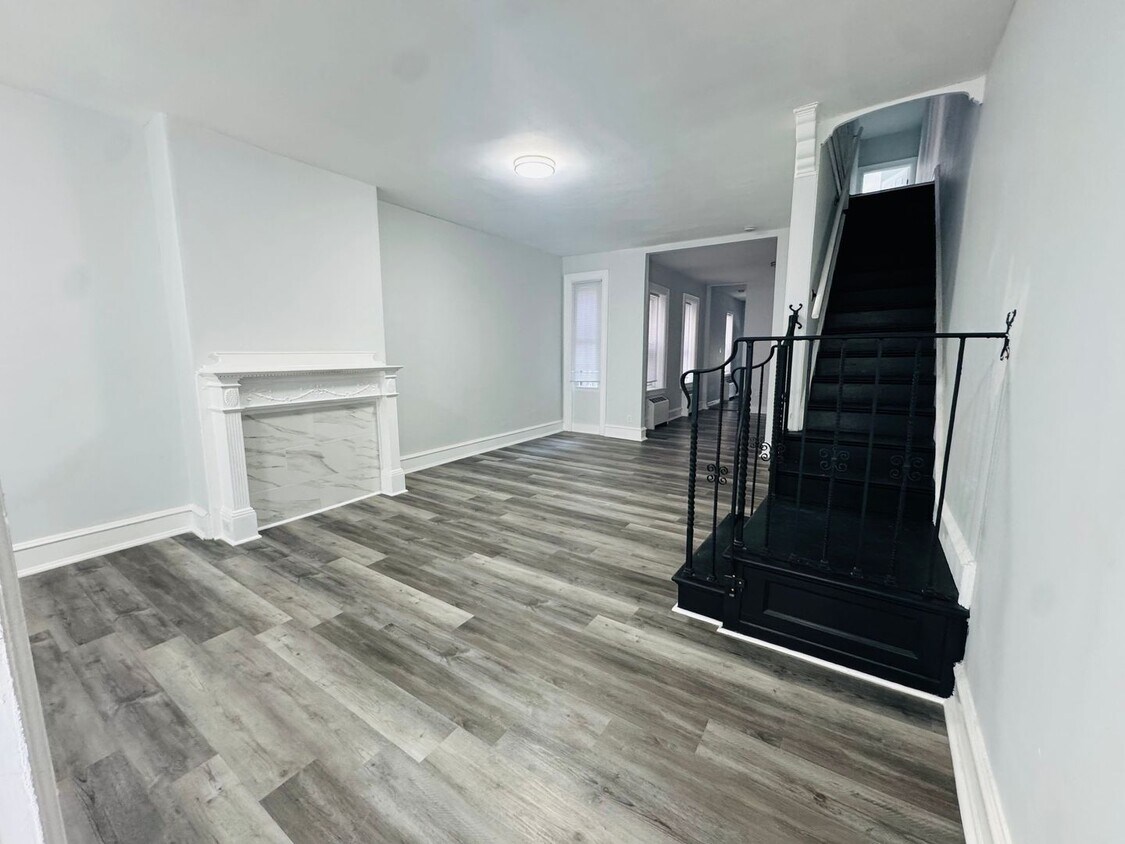 Primary Photo - Large 4 bd Remodeled Section 8 Home!! Sect...