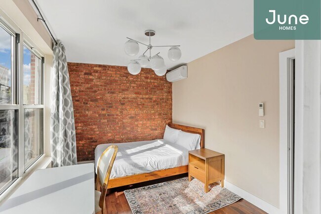 Foto del edificio - ROOM ONLY in 3-bed/1.0-bath Home