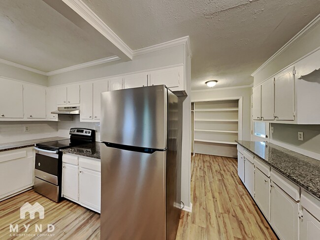 Building Photo - 152 Robin Hood Dr